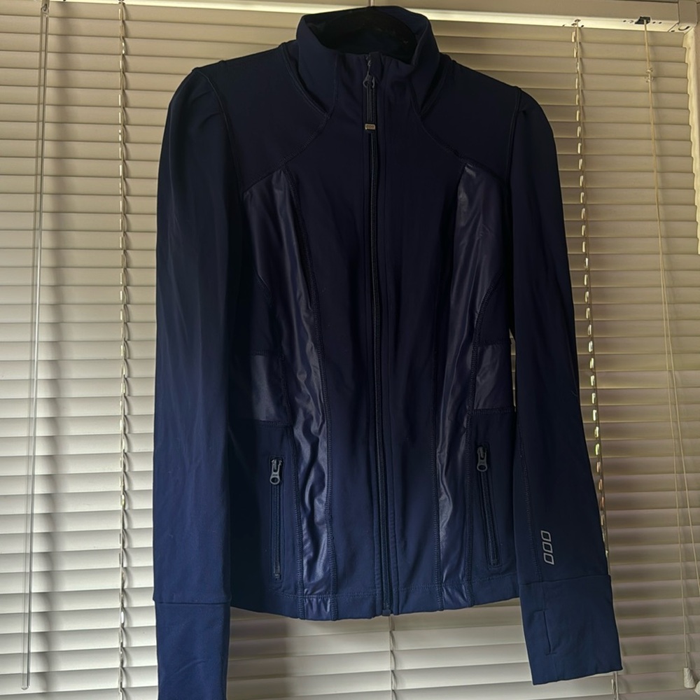 Very nice jacket, soft, sport, excellent condition. I don’t need it any more